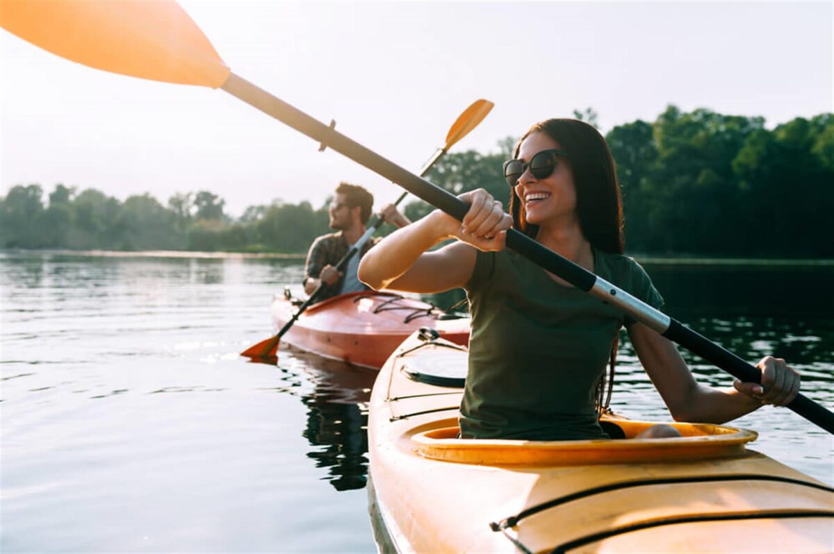 couple kayaking
